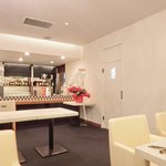 メイユー アヴニール ア トウキョウ - 店内のテーブル席の風景です