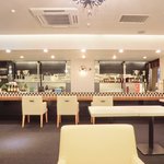 メイユー アヴニール ア トウキョウ - 店内のテーブル席の風景です