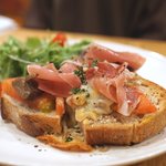 ア・ラ・カンパーニュ - 料理写真:キノコとチーズトマトのサンドイッチ