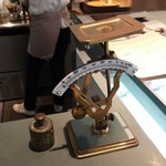 パティスリーグラム - レジ横の秤