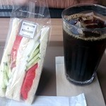 BLOSSOM & BOUQUET - 生野菜サンド：240円、アイスコーヒー：220円
