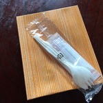 Kiyouken - 昔ながらの経木の箱に今風のプラ製先割れスプーン