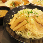 ラーメン海鳴 - 魚介豚骨ダレのつけ麺です。
      麺の量は無料で100g・200g・300gから選べます。