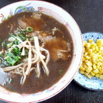 Kantouken - 味噌ラーメン（普通）とトッピングのコーン。味噌ラーメンのおいしさにすっかり魅せられてしまいました。