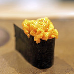 東麻布 天本 - 北海道利尻島のバフンウニの握り