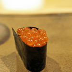 東麻布 天本 - 北海道の野付（のつけ）半島の航空便で届いた生いくらの軍艦