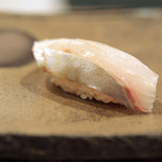 東麻布 天本 - 西伊豆の縞鯵（しまあじ）の握り、白身独特の酸味が立って...