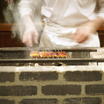 東麻布 天本 - 宍道湖の鰻が串打ちされて、付け場中央に鎮座するブロックで組まれた炭焼き台の上で、じっくりと焼き上げられる...