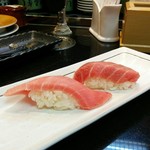 グルメ廻転寿司 　まぐろ問屋　めぐみ水産 - 中トロと頭身