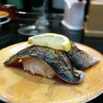 グルメ廻転寿司 　まぐろ問屋　めぐみ水産 戸田公園店 - 炙り秋刀魚