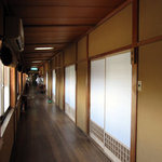 金谷 - 大きなお屋敷がそのまま店舗。長い廊下が風情あります。