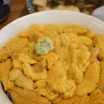 生ウニ丼！ウニの量がハンパない！中にはホタテも