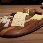 スペイン食堂 Estoy lleno - スペイン産チーズ盛合せ2種 ムルシア アル ヴィノ＆マオン☆