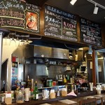 焼きそばバル飯島屋 - 店内カウンターテーブル席周り