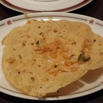 カーン・ケバブ・ビリヤニ - サービスでいただいたパパド。結構辛い。