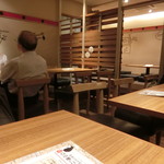 Katton Ryourishinjuku Inton - テーブル席に着席です