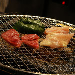 焼物盛合せ(￥1,800)　(こころ、三角軟骨、つくね)