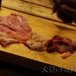 焼鶏あきら - 焼物盛合せ(￥1,800)　(鶏カルビ、せせり、ぼんじり、砂肝)
