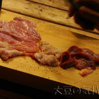 焼鶏あきら 中目黒本店 - 焼物盛合せ(￥1,800)　(鶏カルビ、せせり、ぼんじり、砂肝)