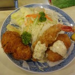 あけぼの - サービス定食にはヒレカツ、海老フライ、カニクリームコロッケ