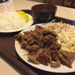 三笠 - 焼肉定食 600円

観光のお客さんが、とても増えて賑やかになった。
メニューや案内にも外国語が記されるようになりました。