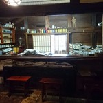 一茶寮 - カウンター    雑然と 芸術雑誌  積まれてます