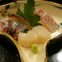 懐石料理 はし本 - お造り
                縞鯵に鯛とホタテ