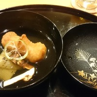 懐石料理 はし本 - お椀
                鱧と松茸にお茄子。器は秋の七草をあしらった椀。