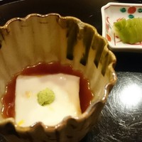 懐石料理 はし本 - お通しと先付
                お通しは自家製のザーサイ
                重陽の菊を練り込んだ胡麻豆腐