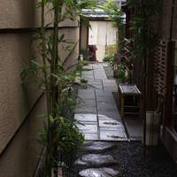 京都祇園 天ぷら八坂圓堂 - とても雰囲気のよい入口の路地でしたぁ～