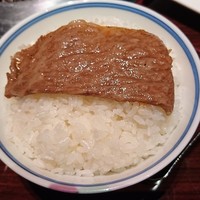 游玄亭 銀座 - 焼いてタレをつけた後ごはんにのせたシーン