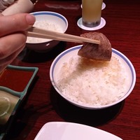 游玄亭 銀座 - 彼女が肉を箸でつかむシーン