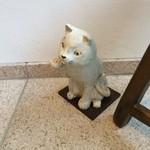 白い招き猫の置物。