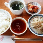 焼肉処 冠木門 - 焼肉定食にセットの ライス/スープ/ナムル/キムチ