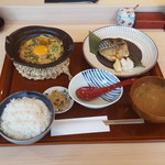 やよい軒 - サバ塩焼きと鶏玉子とじ定食