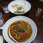 ドッグハウス - 台湾ラーメン、奥は塩ラーメン
