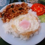 タイ料理 メーパオ - パッガパオガイカイダーオ(鶏肉のバジル炒め目玉焼きのせ)850円