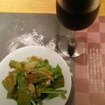 鎌倉パスタ - 赤ワインとサラダ