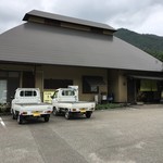 そば処さかい - 外観（軽トラ軍団？）