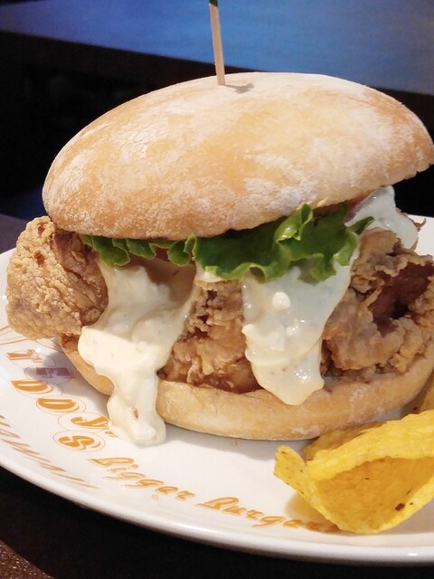 神宮前 Teddy S Bigger Burgers 表参道店 モチコチキンのモチコは 餅粉 って本当 リニューアルオープンしたハワイで16年連続bestバーガー受賞のお店は夜も使い勝手ヨロシ By Utsuro テディーズ ビガー バーガー 原宿表参道店 Teddy S Bigger Burgers