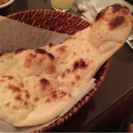 インド料理 想いの木 - 土への想い1270円のナン