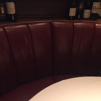 ウルフギャング・ステーキハウス 六本木 - ソファで並んで座れて落ち着く