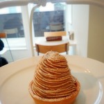 アフタヌーンティー上段:生ケーキはショーケースから好きなものを。