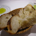 クッチーナ イタリアーナ ガッルーラ - パンと【絶品】玉ねぎのフォカッチャ