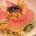 黄金の豚 - 真っ赤な大根と京水菜のハリハリサラダ