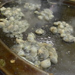 蚵仔煎大王 - まず、牡蠣の小山を蒸し焼きに。