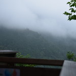 NARAYA CAFE - ～NARAYA CAFE～宮ノ下
      階段を降りると山景色、この日はあいにく曇り