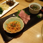 よろにく - 白センマイ、ミスジ、ローストビーフのユッケ