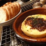 かき小屋 - カマンベールの陶板焼き　620円　　　フランスパン　200円