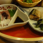 이자카야 캇포우 우나기야테이 와라비 - ハマチの刺身（左）、焼物、蕪の柚子風味の酢の物（右）